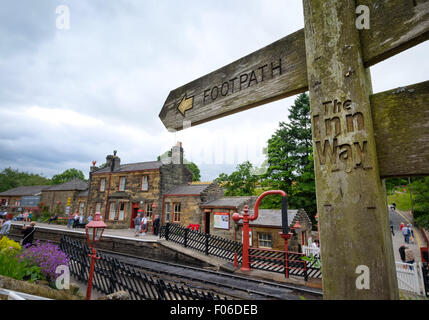 Zeichen für The Inn Weg am Bahnhof Goathland in North Yorkshire Nationalpark buchen Stockfoto