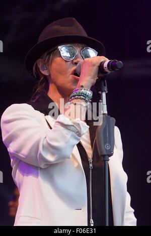 Ascot, Großbritannien. 8. August 2015. Lulu im Dubai Duty Free Shergar Cup Konzert in Ascot Racecourse Credit: Andrew Spiers/Alamy Live News Stockfoto