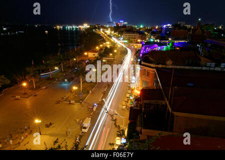 Blitzschlag, Phnom Penh Kambodscha, Sisowath Quay, Riverside, Promenade, Boulevard, Corniche, Tonle Sap Fluss, Nacht Stockfoto