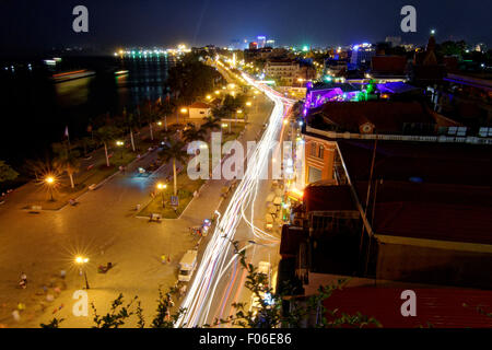 Am Flussufer Phnom Penh Kambodscha, Sisowath Quay, Riverside, Promenade, Boulevard, Corniche, Tonle Sap Fluss, Verkehr, Autos, Motorb Stockfoto