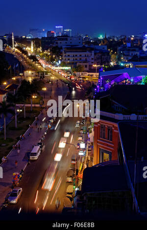 Am Flussufer Phnom Penh Kambodscha, Sisowath Quay, Riverside, Promenade, Boulevard, Corniche, Tonle Sap Fluss, Verkehr, Autos, Stockfoto