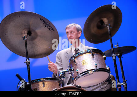 Brecon Jazz Festival, Powys, Wales, UK. August 2015. Brecon Jazz 2015 die Durchführung von Scott Hamilton Quartett im Teatro Brycheiniog. Foto zeigt Steve Brown am Schlagzeug. Stockfoto