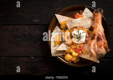 Chicken Drumstick und Tortilla Brot in der Platte, Leerzeichen Stockfoto