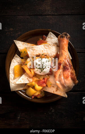 Hühnerbein und Tortilla Brot in die Platte von oben auf hölzernen Hintergrund Stockfoto