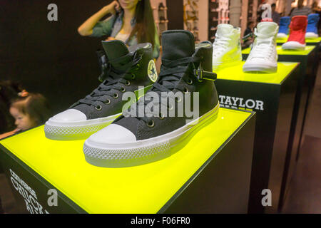 Die neu überarbeitete Chuck Taylor All Star II Converse Sneaker in der Converse speichern in Soho in New York auf Sonntag, 2. August 2015. (© Richard B. Levine) Stockfoto