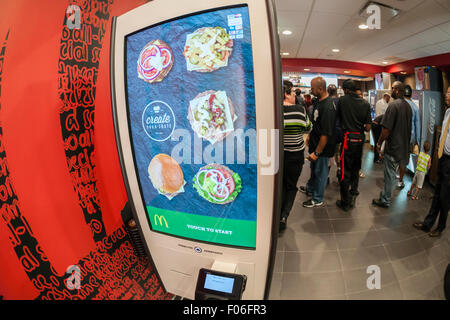 American Diner Bestellung an einem Kiosk "Erstellen Sie Ihren Geschmack" bei McDonalds am Dienstag, 4. August 2015 in New York. Die interaktive iPad-ähnliche Digitalanzeigen erlauben es Kunden, ihren Auftrag mit Belag, neue Soßen usw. anpassen und haben sie in wenigen Minuten an ihrem Tisch geliefert. McDonald's, die same-Store-Umsatzrückgang innerhalb von drei Jahren gesehen hat, nutzt die Kioske mit fast-casual Restaurants wie Chipotle, Fatburger und eine Vielzahl von anderen zu konkurrieren. (© Richard B. Levine) Stockfoto