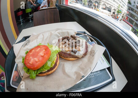 Eine maßgeschneiderte Burger an einem Kiosk "Erstellen Sie Ihren Geschmack" bei McDonald's in New York auf Dienstag, 4. August 2015 erstellt. Die interaktive iPad-ähnliche Digitalanzeigen erlauben es Kunden, ihren Auftrag mit Belag, neue Soßen usw. anpassen und haben sie in wenigen Minuten an ihrem Tisch geliefert. McDonald's, die same-Store-Umsatzrückgang innerhalb von drei Jahren gesehen hat, nutzt die Kioske mit fast-casual Restaurants wie Chipotle, Fatburger und eine Vielzahl von anderen zu konkurrieren. (© Richard B. Levine) Stockfoto