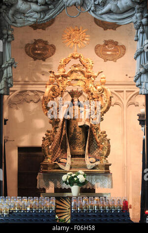 Hölzerne Skulptur der Madonna mit Kind in Saint Rumbold Kathedrale in Mechelen, Belgien Stockfoto