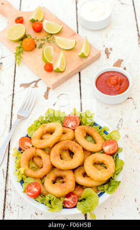 Frittierte Tintenfischringe und Ketchup serviert in der Platte, selektiven Fokus Stockfoto