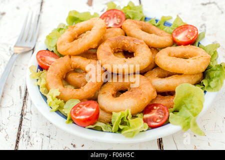 Gebratener Tintenfisch serviert in die Platte, selektiven Fokus Ringe und Salat Stockfoto