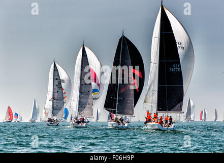 Cowes, Isle Of Wight, UK, Samstag, 8. August 2015. Aberdeen Asset Management Cowes Week wird an einem sonnigen Nachmittag mit Süd-östlicher Brise in Mitte Solent im Gange. Bildnachweis: Sam Kurtul / Alamy Live News Stockfoto