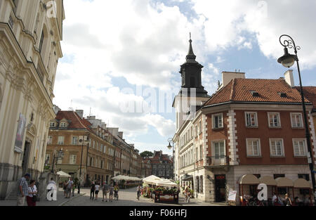 Blauer Himmel weiße Wolken sonnigen Porträt Freta Straße an der Kirche des Heiligen Geistes in Richtung St Jack Kirche, Warschau, Polen Stockfoto