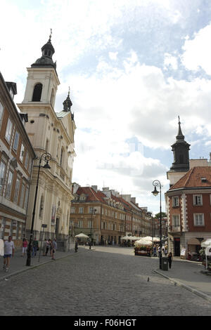 Blauer Himmel weiße Wolken Sonne Schatten Porträt Freta Straße in Richtung Kirche des Heiligen Geistes und St Jack, Warschau, Polen Stockfoto