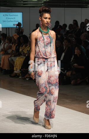 London, UK. 7. August 2015. -Modelle tragen neueste Designerkollektion KZA Mode Rat SA kollektiven gingen die Start-und Landebahn in Afrika Mode Woche London 2015 (AFWL), in der Londoner Olympia. Bildnachweis: Siehe Li/Alamy Live News Stockfoto