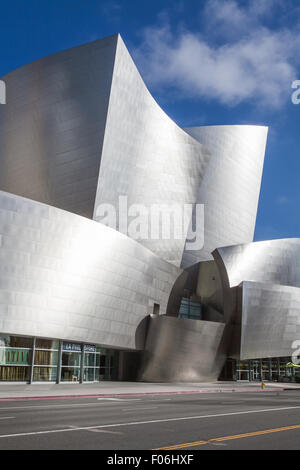 LOS ANGELES - 26 Juli: Walt Disney Concert Hall in Los Angeles, CA am 26. Juli 2015. Der Saal wurde von Frank Gehry entworfen und ist Stockfoto