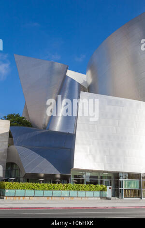 LOS ANGELES - 26 Juli: Walt Disney Concert Hall in Los Angeles, CA am 26. Juli 2015. Der Saal wurde von Frank Gehry entworfen und ist Stockfoto