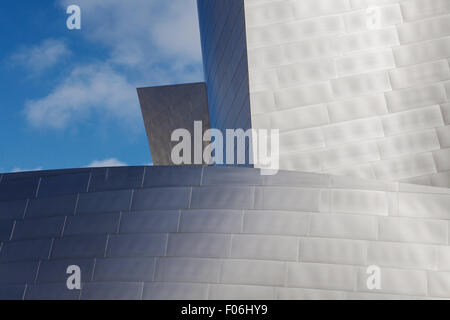 LOS ANGELES - 26 Juli: Walt Disney Concert Hall in Los Angeles, CA am 26. Juli 2015. Der Saal wurde von Frank Gehry entworfen und ist Stockfoto