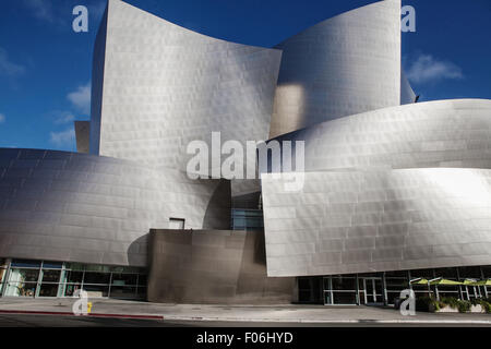 LOS ANGELES - 26 Juli: Walt Disney Concert Hall in Los Angeles, CA am 26. Juli 2015. Der Saal wurde von Frank Gehry entworfen und ist Stockfoto