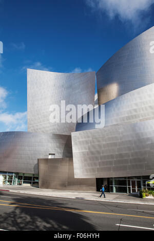 LOS ANGELES - 26 Juli: Walt Disney Concert Hall in Los Angeles, CA am 26. Juli 2015. Der Saal wurde von Frank Gehry entworfen und ist Stockfoto