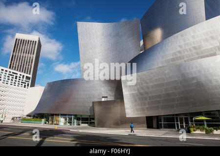 LOS ANGELES - 26 Juli: Walt Disney Concert Hall in Los Angeles, CA am 26. Juli 2015. Der Saal wurde von Frank Gehry entworfen und ist Stockfoto