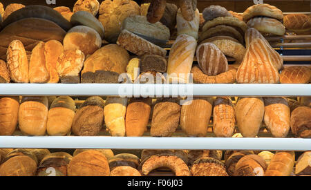 Reihe von verschiedenen Brotsorten der Bäckerei-Regal Stockfoto