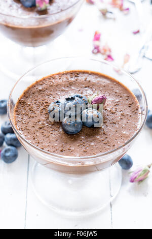Cllose auf der frischen Schokoladen-Mousse mit Heidelbeeren im Glas Stockfoto