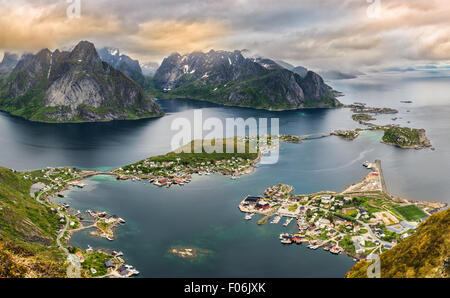 Berge und Reine in Lofoten Inseln, Norwegen von Mt. Reinebringen betrachtet Stockfoto
