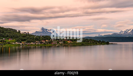 Sonnenaufgang über dem Dorf Bogen in Nordland County, Norwegen, liegt am Ufer des Ofotfjord. Langzeitbelichtung geschossen. Stockfoto