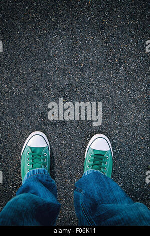 Neue grüne Schuhe von oben auf Asphalt mit leeren Platz für text Stockfoto