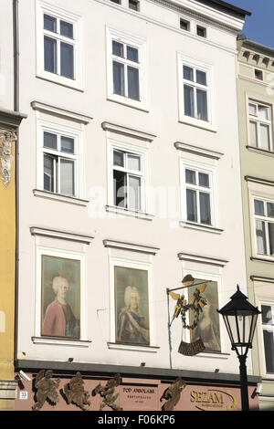 Sonnigen schrägen Porträt weißen Pod Aniolami Restaurant Gebäude mit 18. Jahrhundert Window-Paintings, Grodzka Street, Krakau Stockfoto