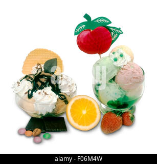 Zwei Eisbecher isoliert auf weißem Hintergrund Stockfoto