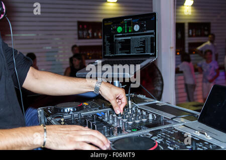 DJ die Hände auf Ausrüstung Deck und Mischer mit Vinyl-Schallplatte auf Party. Stockfoto