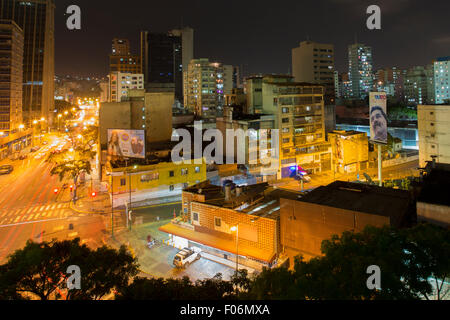 Panoramablick von Caracas, Venezuela, in der Nacht mit einer Plakatwand anzeigen Maduro, der neue Präsident von Venezuela im Jahr 2015. Stockfoto