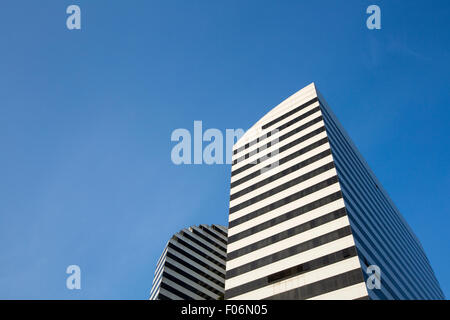 Plaza Francia in Altamira erwähnt in Caracas. Zwei moderne weiße Gebäude vor blauem Himmel. Venezuela-2015 Stockfoto