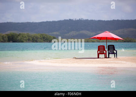 Zwei Stühle und Sonnenschirm am atemberaubenden tropischen Strand im Nationalpark Morrocoy, Venezuela Stockfoto