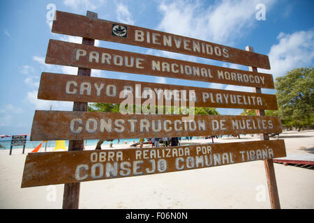 Schild am Eingang des Strandes in Cayo Playuela. Morrocoy Nationalpark, Venezuela 2015. Stockfoto