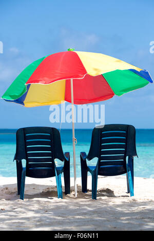 Zwei Stühle und Sonnenschirm am atemberaubenden tropischen Strand im Nationalpark Morrocoy, Venezuela Stockfoto