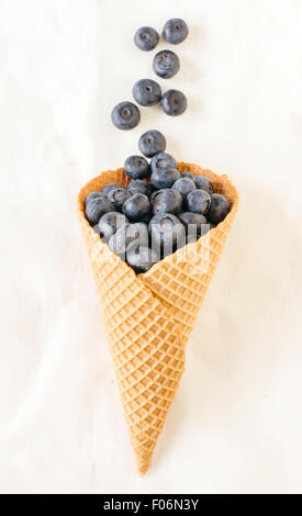 Große Gruppe von Bio Heidelbeeren in die Eiswaffel Stockfoto
