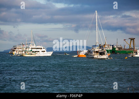 Sonnenuntergang und Kreuzfahrt-Schiffe in den Hafen von Puerto Ayora. Galapagos-Inseln, Ecuador am 15. Februar 2015 Stockfoto