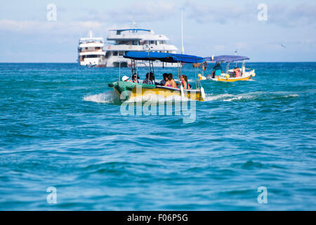 Touristen auf einer Jolle, so dass von einer Kreuzfahrt Schiff auf den Galapagos-Inseln, Ecuador am 15. Februar 2015 Stockfoto