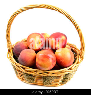 Pfirsiche in Korb isoliert auf weiß Stockfoto