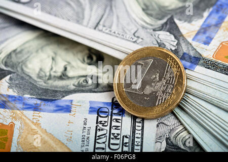 Detail des ein-Euro-Münze über Dollarnoten im Hintergrund Stockfoto