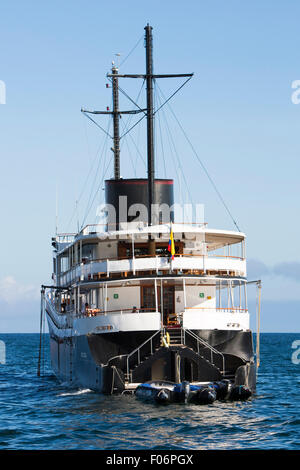 Touristischen Kreuzfahrtschiff im Hafen von Puerto Ayora. Galapagos-Inseln, Ecuador am 15. Februar 2015 Stockfoto