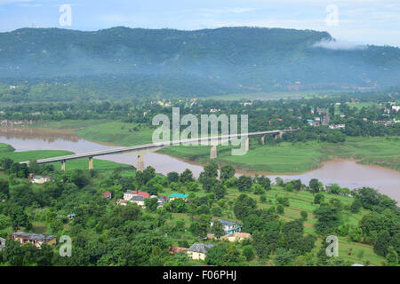 Schöne Himachal Pradesh Indien malerischen Blick auf kleine Dörfer auf der Sutlej River Valley Himalaya Berge Landschaft Stockfoto