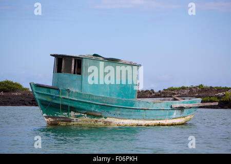 Grüne kleine Fischerdorf Schiff verlässt den Hafen von Puerto Ayora vor blauem Himmel. Galapagos-Inseln. Ecuador-2015 Stockfoto