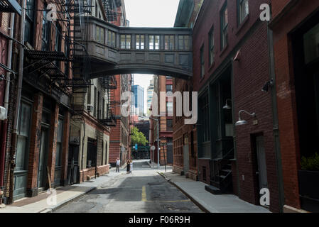 New York, NY - Grundnahrungsmittel Street mit der Skybridge in TriBeCa Neighorhood der unteren Manhattan © Stacy Walsh Rosenstock/Alamy Stockfoto