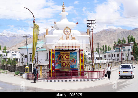 Buddhistische Tempel am Straßenrand in Leh Ladakh Indien Stockfoto