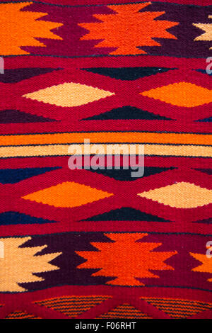 Hintergrund der farbigen ecuadorianischen Textil auf dem Markt von Otavalo in Ecuador, 2015. Stockfoto