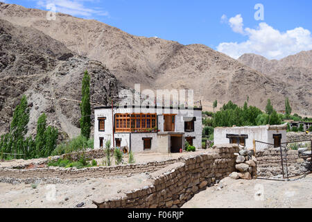 Ladakh Indien Haus gebaut auf Himalaya Bergtal Stockfoto