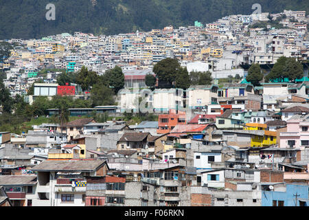 Panorama von Quito mit Häusern in den Bergen im Laufe des Tages mit einem blauen Himmel. Ecuador-2015. Stockfoto